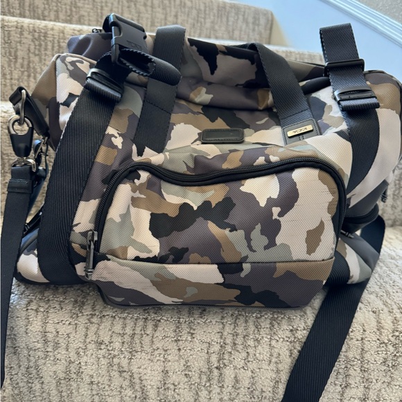 Camo Tumi duffel travel bag - Picture 2 of 8